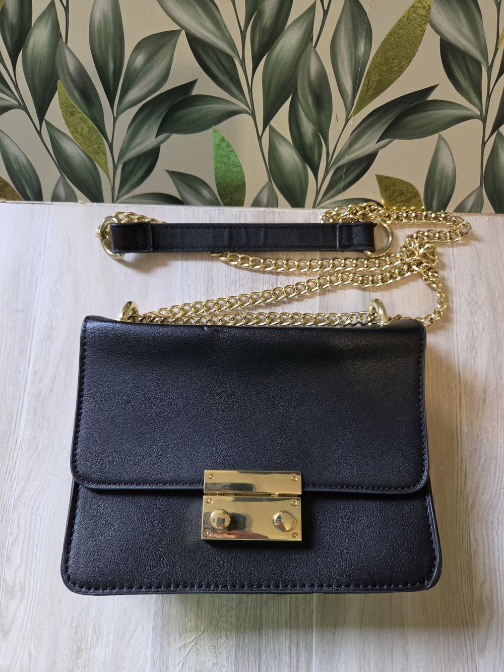 BCBGeneration Black Pebbled Flap Crossbody Bag Gold Chain Push Lock 5.5x7.75"